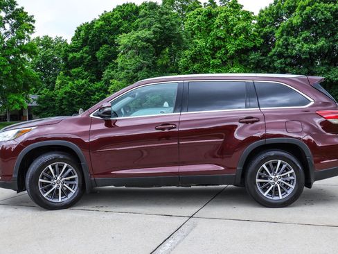 Used 2019 Toyota Highlander XLE AWD/4WD image 4