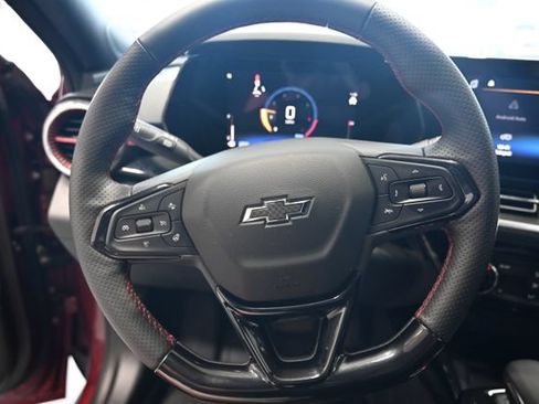 Used 2025 Chevrolet Trax RS FWD image 23