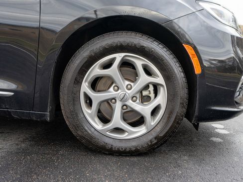 Used 2023 Chrysler Pacifica Limited image 11