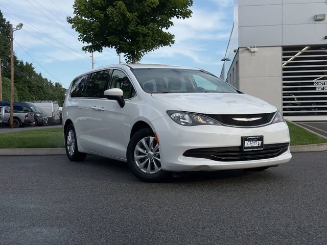 Used 2017 Chrysler Pacifica Touring w/ Tire & Wheel Group FWD image 1