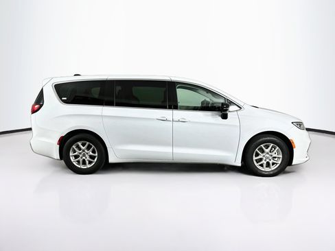 Used 2024 Chrysler Pacifica Touring-L FWD image 10