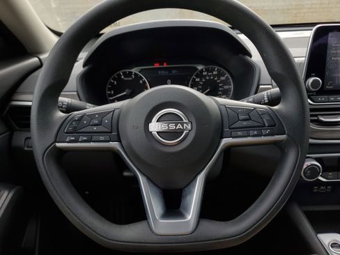 Used 2025 Nissan Altima 2.5 SV image 18