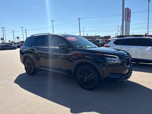 Used 2025 Nissan Pathfinder SL AWD/4WD image 2