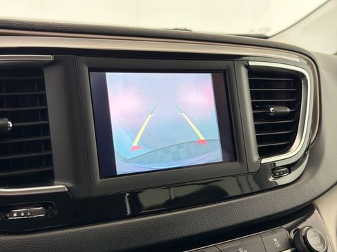 Used 2019 Chrysler Pacifica Touring-L image 27