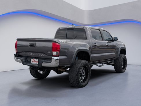 Used 2017 Toyota Tacoma TRD Off-Road image 6