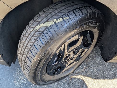 Used 2025 Kia Carnival FWD image 21