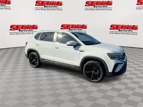 Used 2022 Volkswagen Taos SE image 3