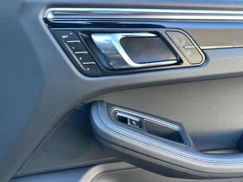 Certified 2025 Porsche Macan AWD/4WD image 19
