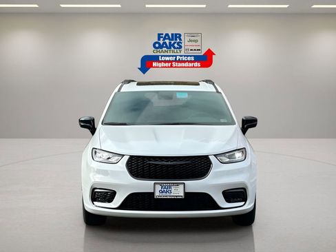 New 2026 Chrysler Pacifica Limited w/ Uconnect Theater Family Group image 6