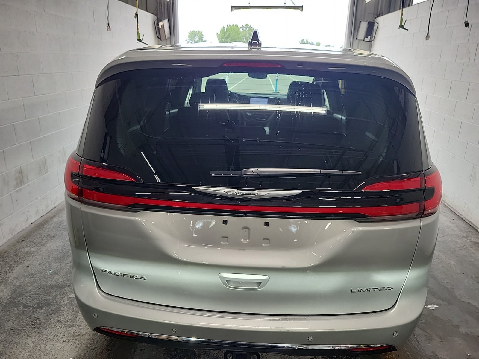 Used 2024 Chrysler Pacifica Limited w/ Trailer Tow Group FWD image 5