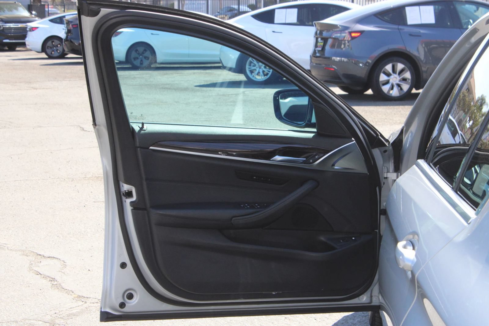 Used 2019 BMW 530e w/ Premium Package RWD image 2