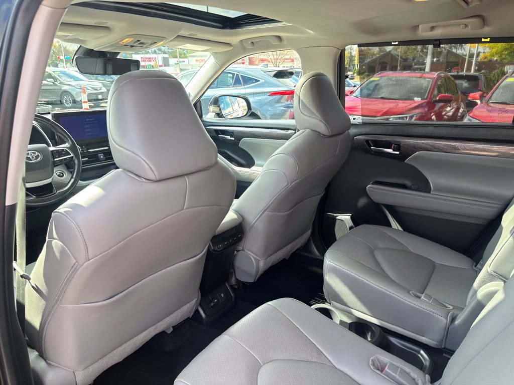Used 2024 Toyota Highlander Limited AWD/4WD image 38