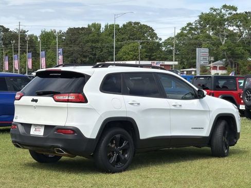 Used 2018 Jeep Cherokee Latitude w/ Altitude Package FWD image 9
