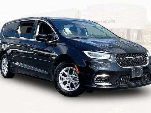 Used 2023 Chrysler Pacifica Touring-L FWD image 3