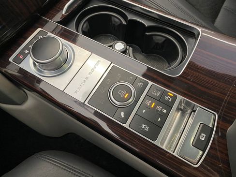 Used 2014 Land Rover Range Rover HSE image 18