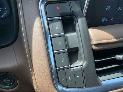 Used 2024 Chevrolet Suburban High Country image 25