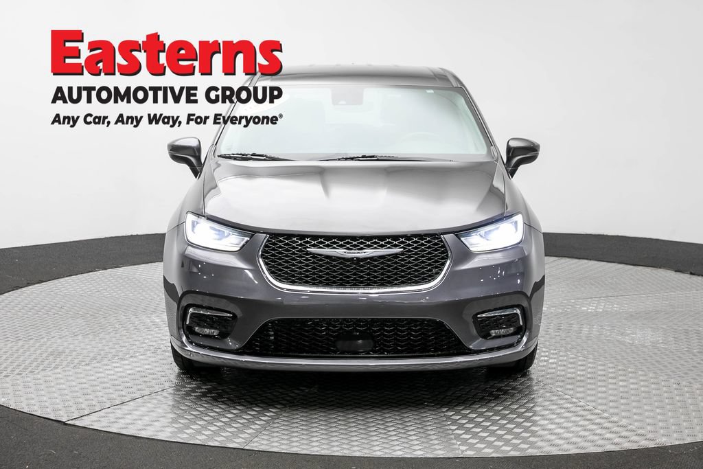 Used 2023 Chrysler Pacifica Touring-L FWD image 3