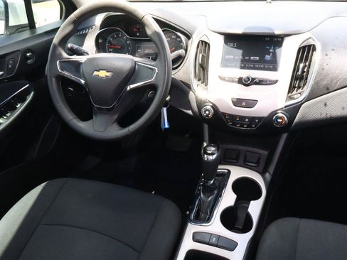 Used 2018 Chevrolet Cruze LS FWD image 9