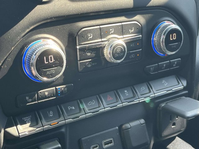 Used 2020 GMC Sierra 2500 AT4 w/ AT4 Premium Package AWD/4WD image 34