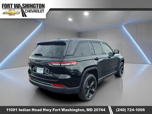 Used 2023 Jeep Grand Cherokee Limited w/ Black Appearance Package AWD/4WD image 3