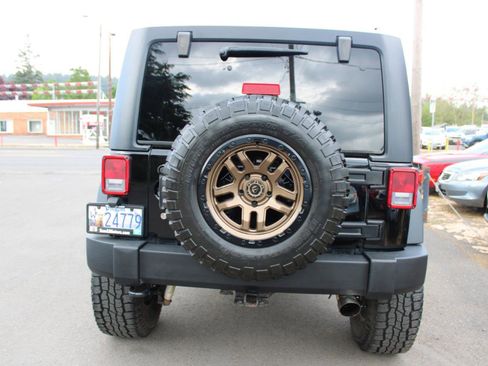Used 2016 Jeep Wrangler Unlimited Rubicon w/ Connectivity Group AWD/4WD image 5