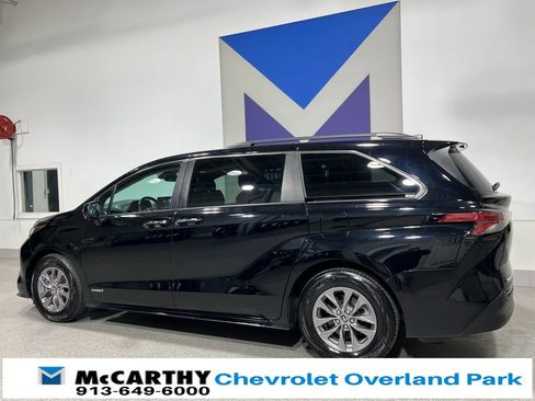 Used 2021 Toyota Sienna XLE w/ XLE Plus Package image 7