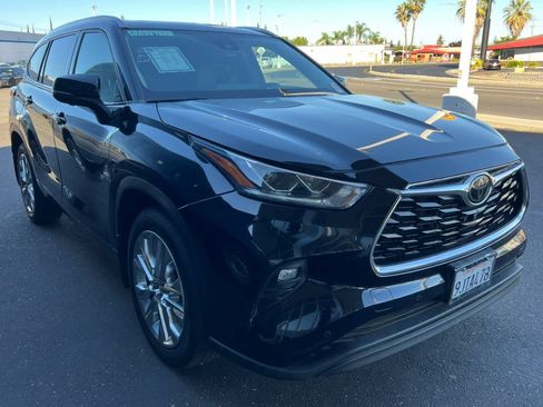 Used 2023 Toyota Highlander Limited AWD/4WD image 3