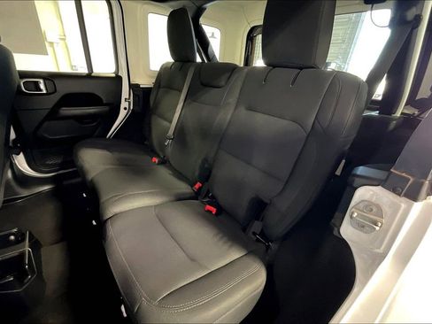 Used 2020 Jeep Wrangler Unlimited Sahara image 33