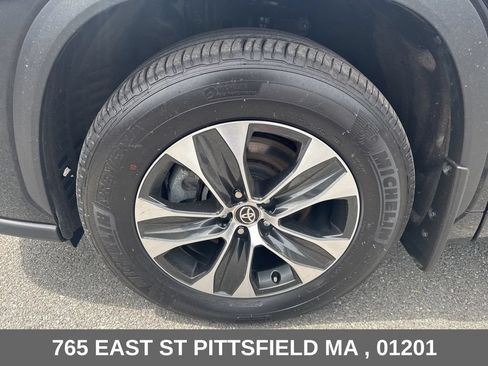 Used 2025 Toyota Highlander XLE AWD/4WD image 31