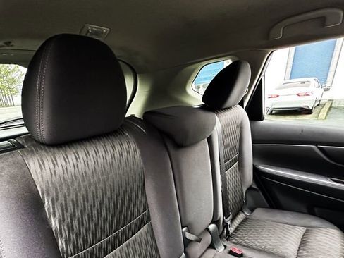 Used 2017 Nissan Rogue SV w/ SV Premium Package image 33