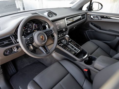 Certified 2026 Porsche Macan AWD/4WD image 4