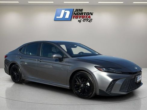 Used 2025 Toyota Camry SE FWD image 3