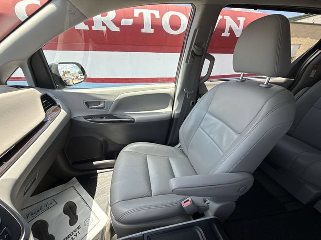 Used 2019 Toyota Sienna XLE FWD image 25