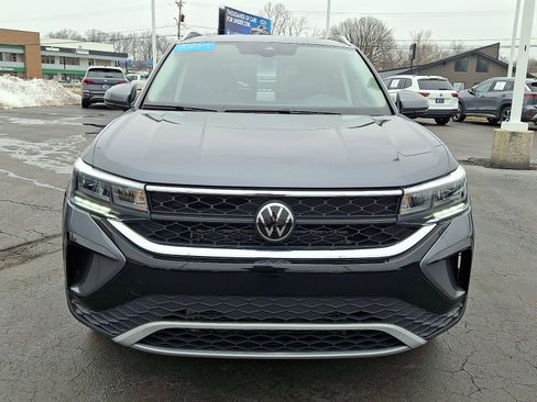 Certified 2023 Volkswagen Taos SE w/ Panoramic Sunroof Package image 2