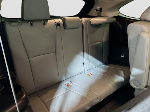 Used 2023 Toyota Highlander XLE image 25