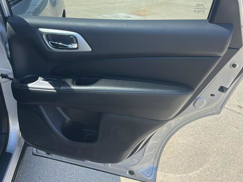 Used 2018 Nissan Pathfinder SV AWD/4WD image 14