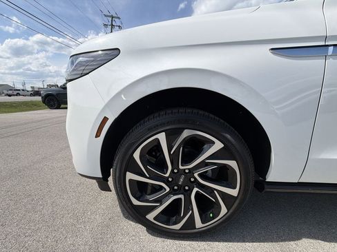 New 2026 Lincoln Navigator L Reserve AWD/4WD image 10