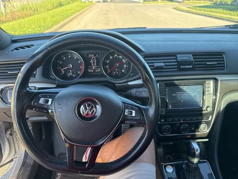 Used 2018 Volkswagen Passat 3.6 FWD image 7