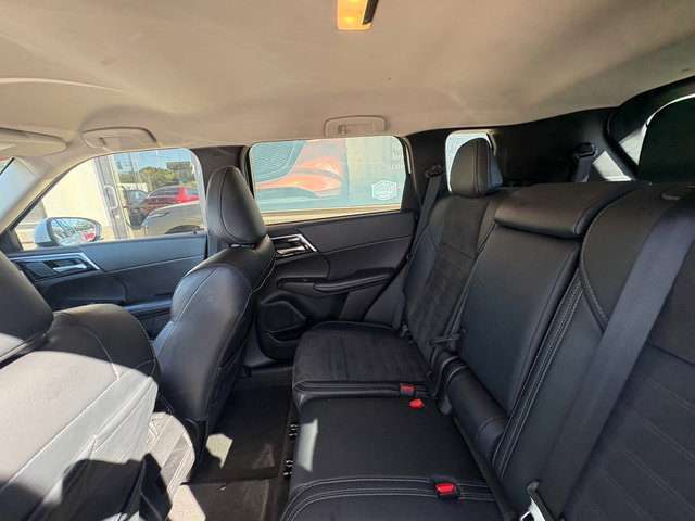 Used 2024 Mitsubishi Outlander SE FWD image 16