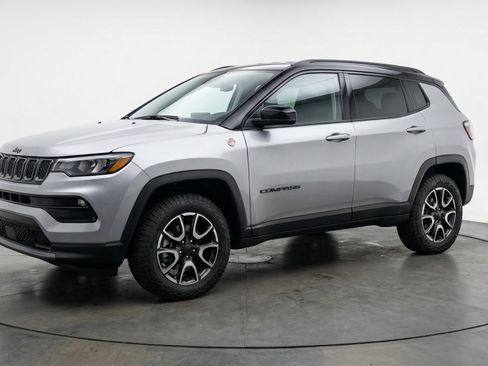 Used 2025 Jeep Compass Trailhawk AWD/4WD image 3