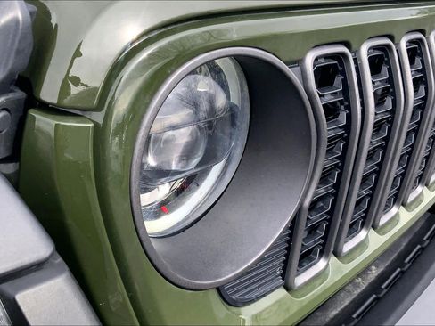 Used 2024 Jeep Wrangler Unlimited Rubicon w/ Technology Group image 24