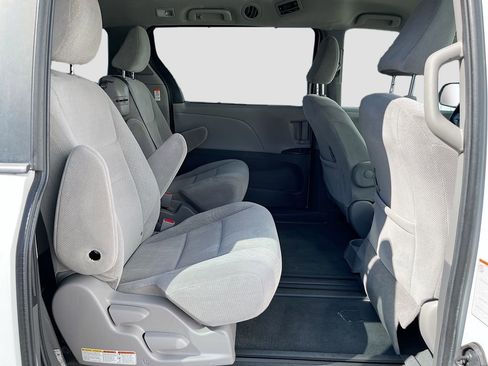 Used 2020 Toyota Sienna LE image 28