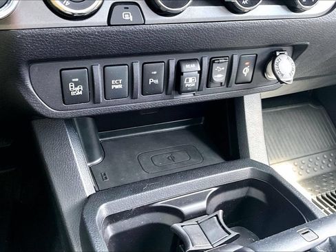 Certified 2018 Toyota Tacoma TRD Sport w/ Technology Package AWD/4WD image 17