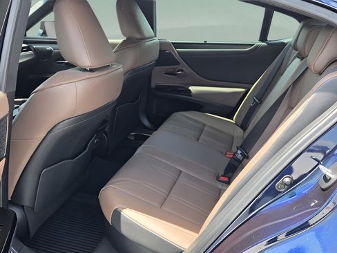Used 2023 Lexus ES 300h Ultra Luxury w/ Accessory Package (Z2) FWD image 10