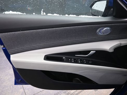 Used 2025 Hyundai Elantra Limited image 18