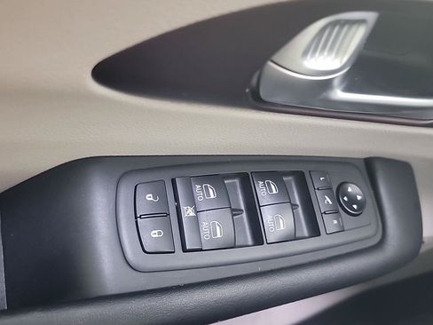 Used 2019 Chrysler Pacifica Limited FWD image 25