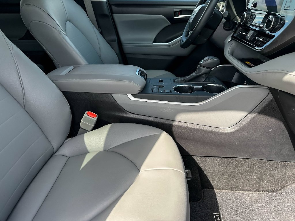 Certified 2025 Toyota Highlander XLE FWD image 26