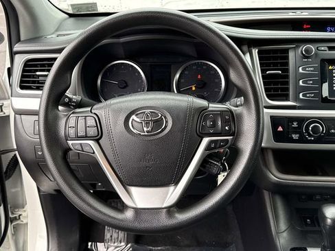 Used 2019 Toyota Highlander LE image 18