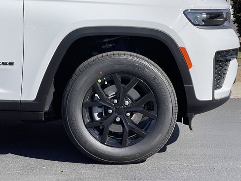 New 2026 Jeep Grand Cherokee Altitude image 10