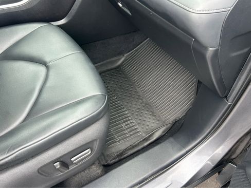 Used 2021 Toyota Highlander XLE AWD/4WD image 19